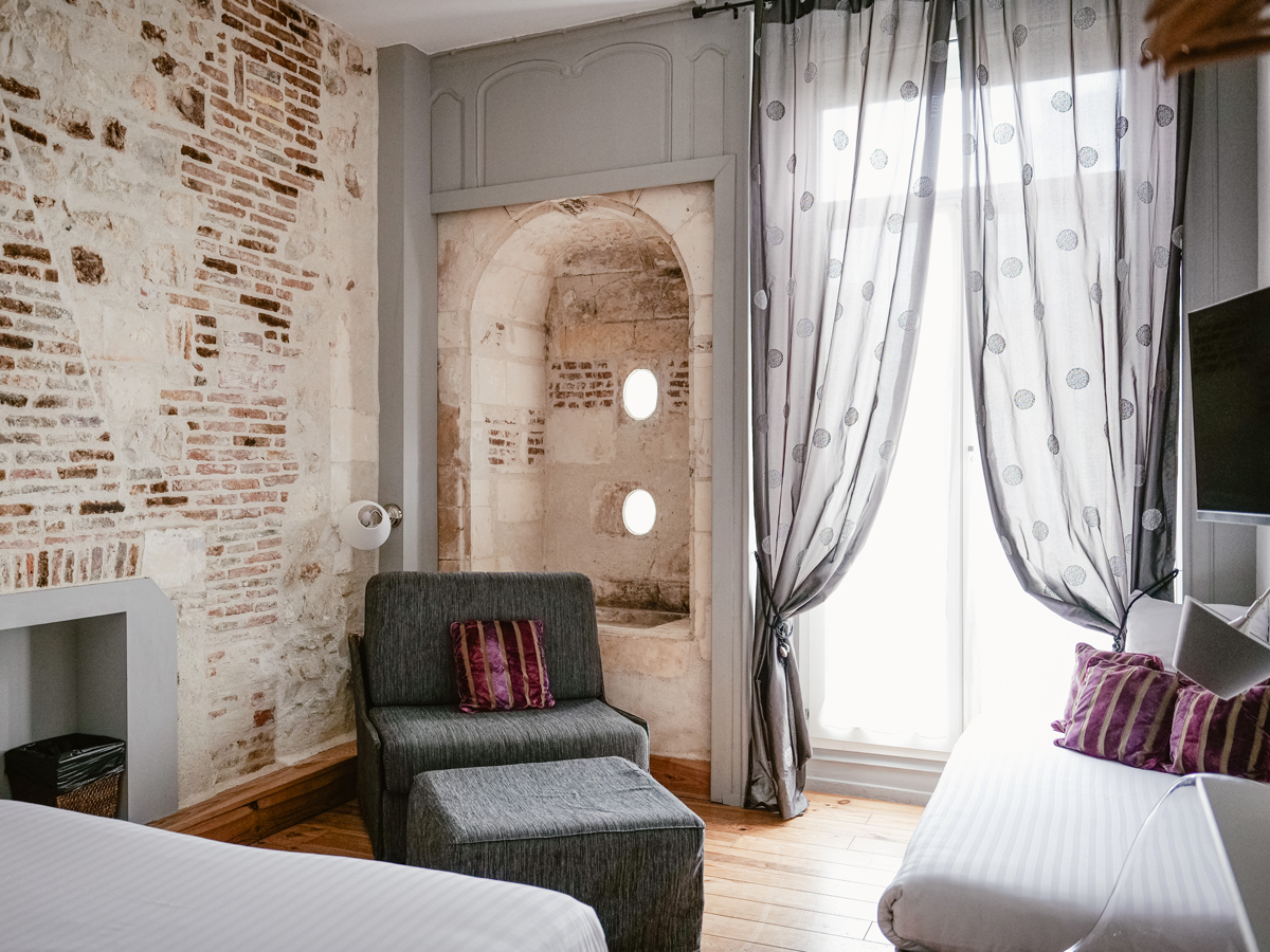 Chambre double confort avec 3 couchages et baignoire