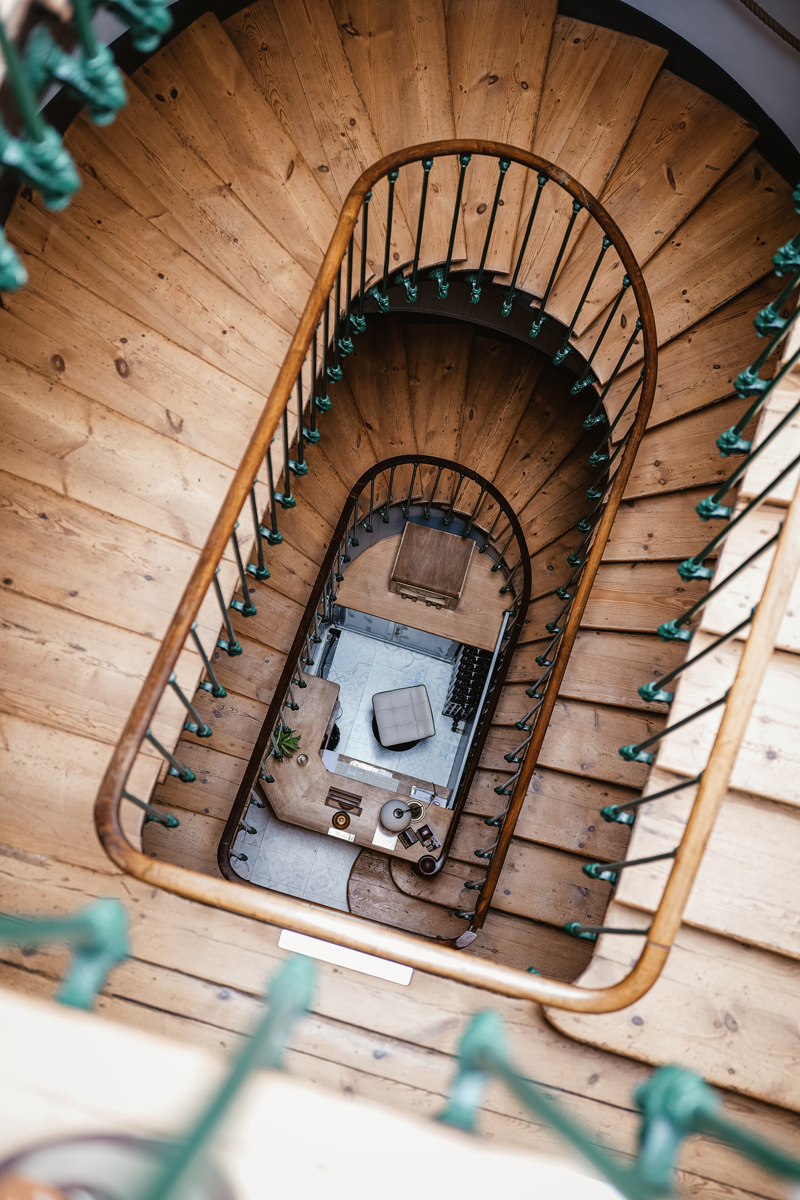 L'escalier en bois de l'hôtel de La Paix à La Rochelle