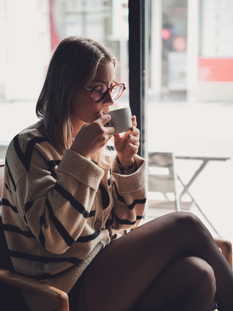 Café à la fenêtre côté rue Gargouleau de La Rochelle