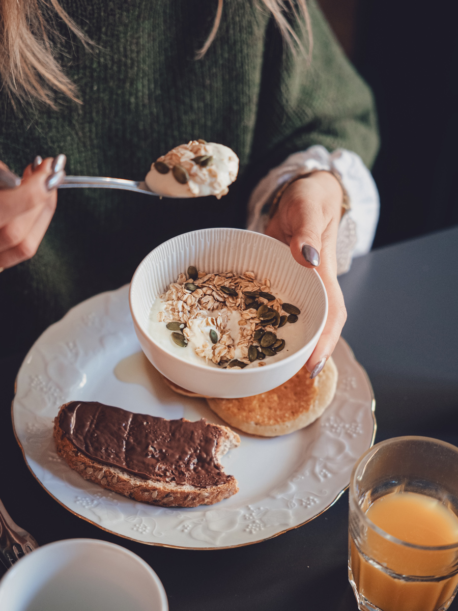 Fromage blanc avec des graines, petit-déjeuner healthy de l'hôtel de la paix