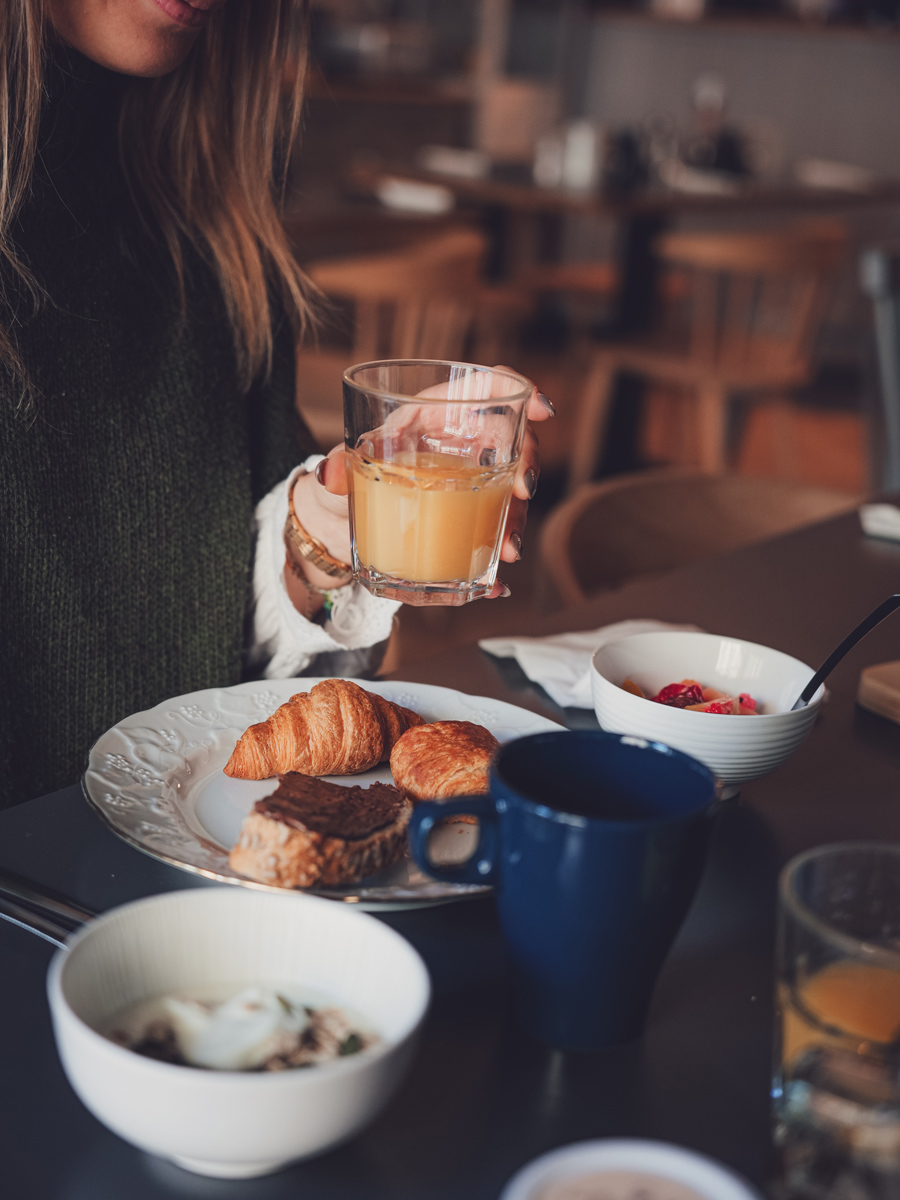 Jus d'orange et viennoiserie au petit-déjeuner de l'hôtel de La Paix