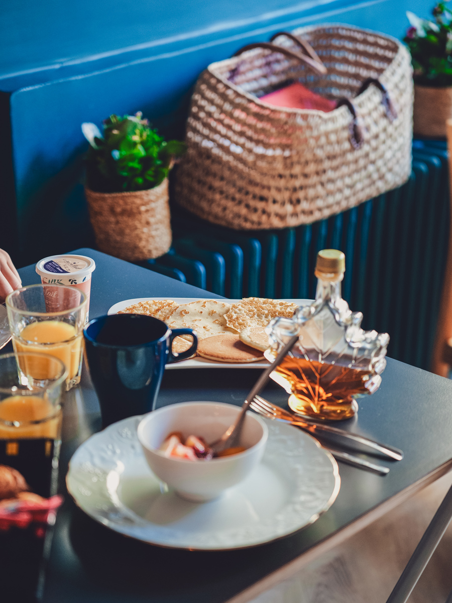 Petit_dejeuner_hotel_de_la_paix_2_etoiles_la_rochelle_pancake_fruit_sirop_erable