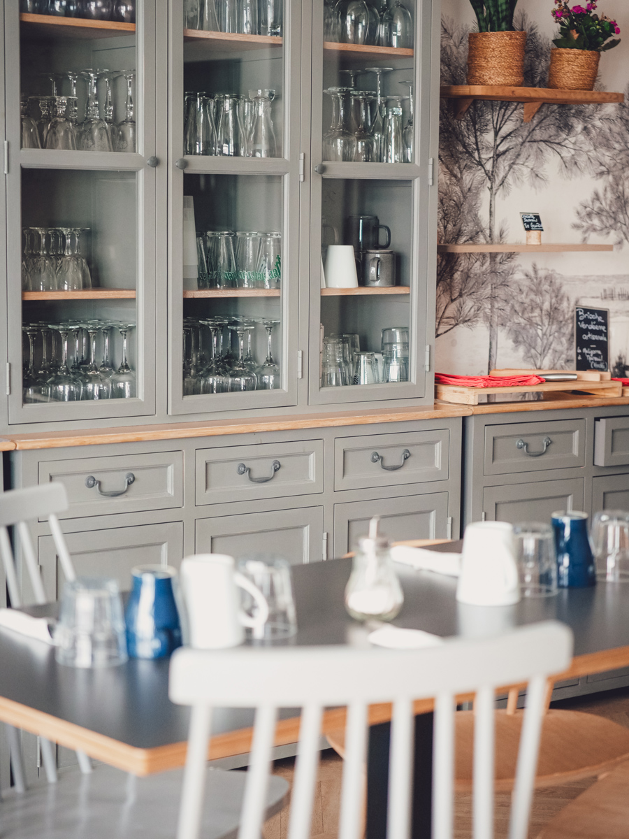 Espace buffet du petit-déjeuner de l'hôtel de la paix, un hotel de charme à La Rochelle