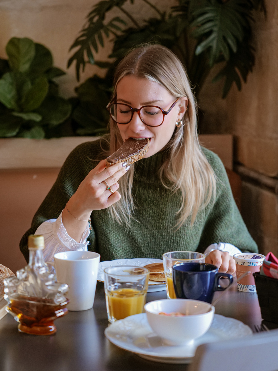 Petit_dejeuner_hotel_de_la_paix_2_etoiles_la_rochelle_tartine_pate_a_tartiner