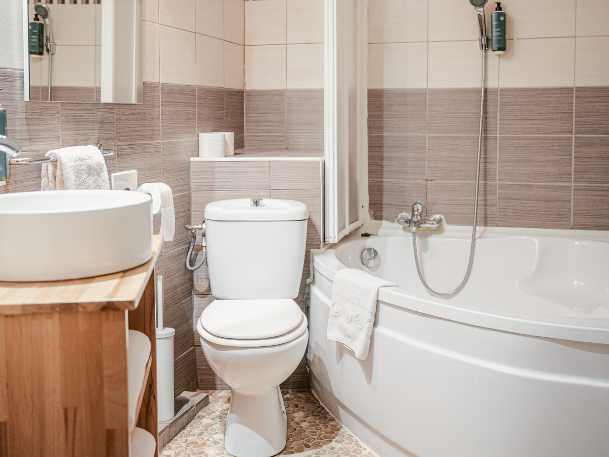 Salle de bain chambre 3 personnes avec baignoire